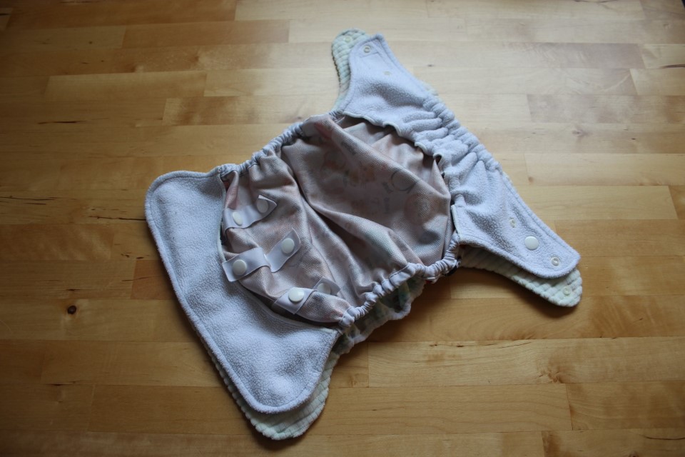 Milovia liegend auf der Popolini Snap2Fit Überhose