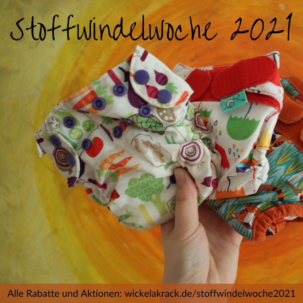 Drei farbenfrohe Stoffwindeln ein einer Hand vor gelb- orangenem Hintergrund. Oben im Bild steht: "Stoffwindelwoche 2021". Am unteren Bildrand steht: "Alle Rabatte und Aktionen: elenaschwarzer.de/stoffwindelwoche2021"