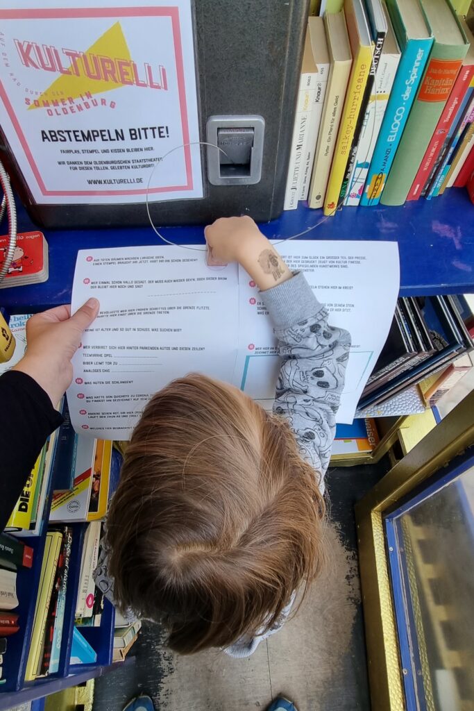 In einer zu einer Büchertauschstation umfunktionierten Telefonzelle konnte zur Kulturelli gestempelt werden.