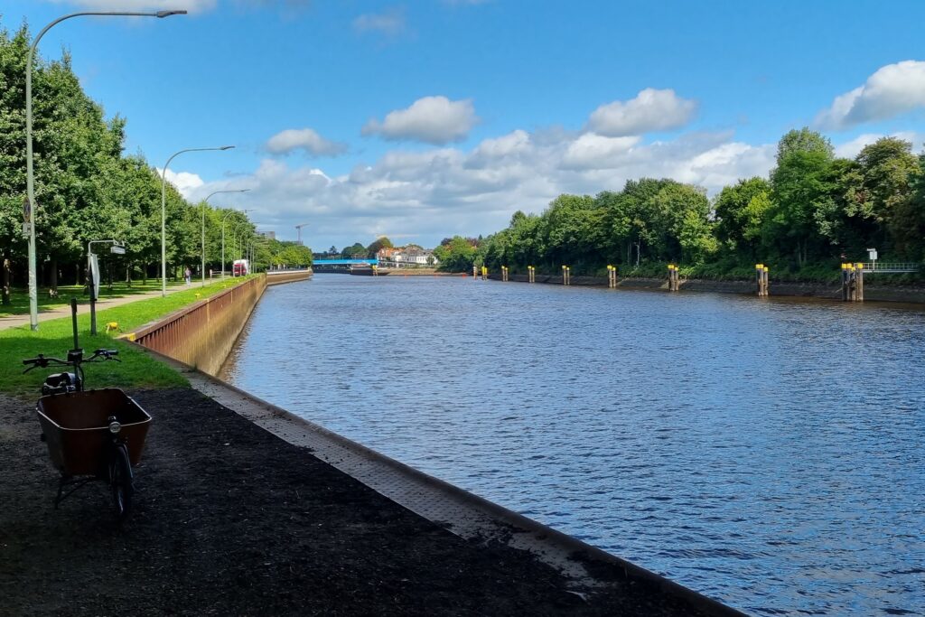 Die Kulturelli führe uns dicht an die Hunte (Fluss in Oldenburg) unter eine Autobahnbrücke.